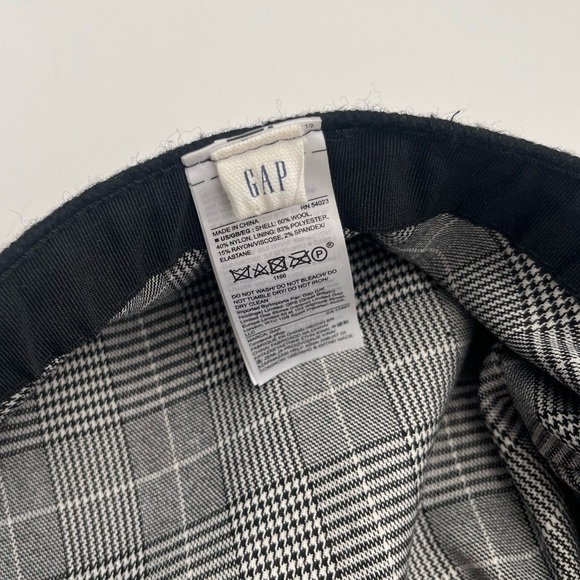 Gap women’s black beret - Picture 3 of 4